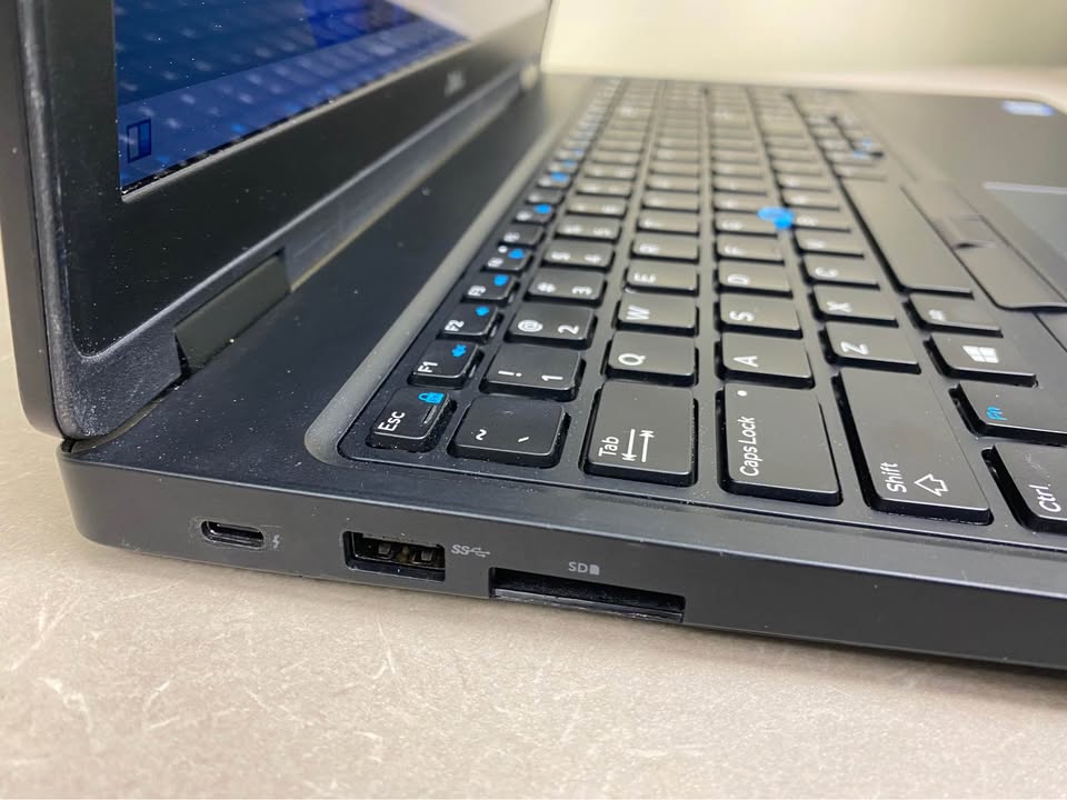 Dell Precision 3520, TOUCH Screen (i7, 7th Gen, 16 GB RAM, 512 GB SSD), NVIDIA Quadro M620, 2 GB